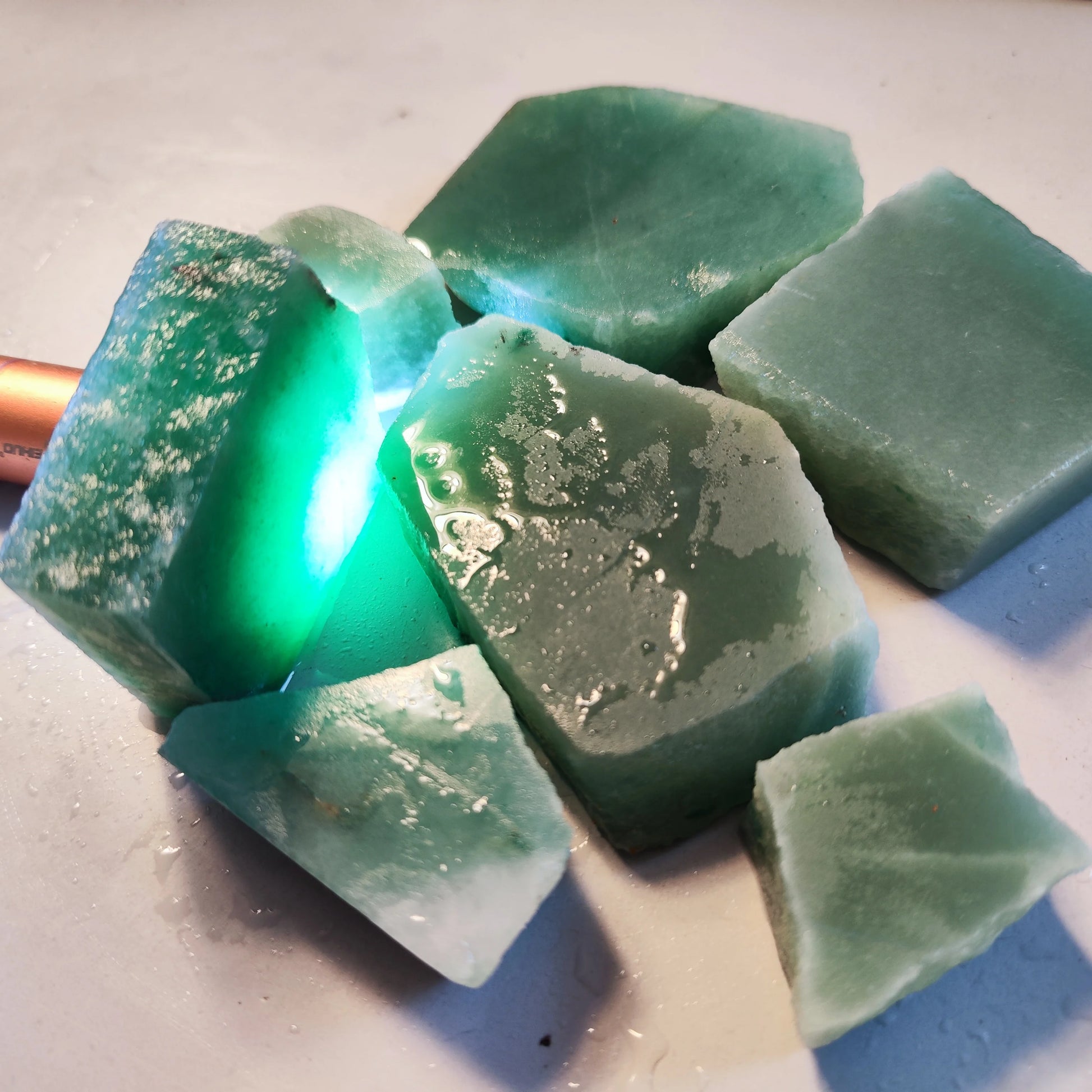 Natural Stone Green Aventurine Quartz Jade Stone Cutting Process Mineral Specimens Home Decoration Stone Energy Healing Crystal