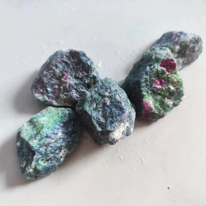 Natural Raw Emerald Sapphire Ruby Red Blue Green Gemstone Stone UV Fluorescence Reaction Home Decoration Stone Mineral Specimens