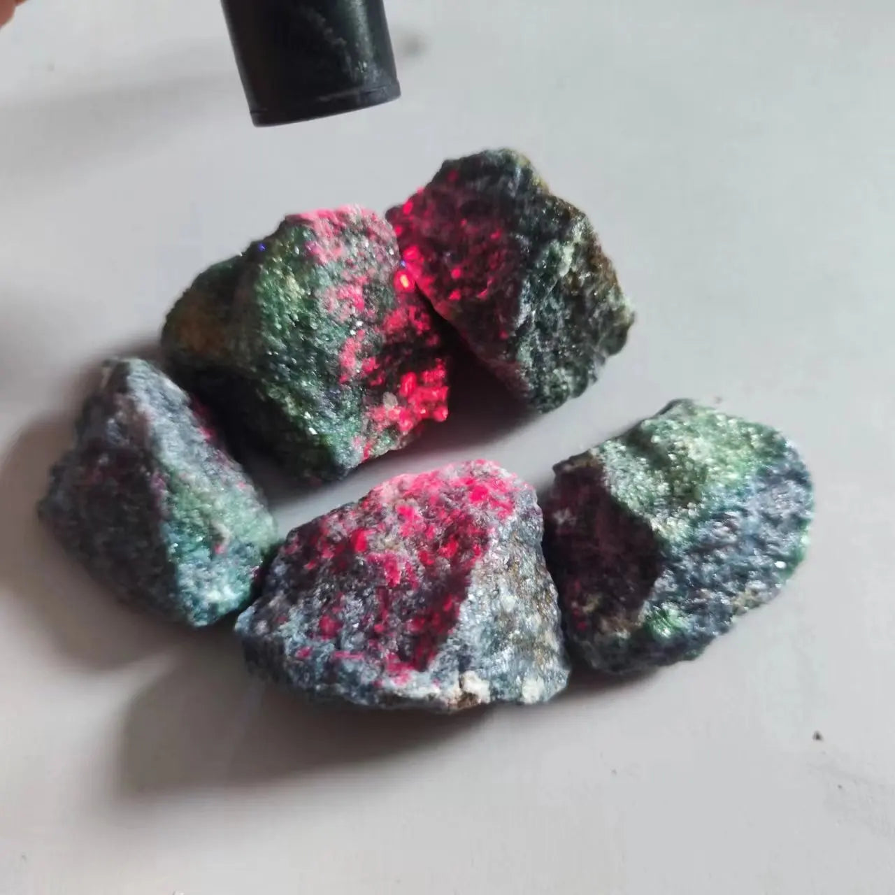 Natural Raw Emerald Sapphire Ruby Red Blue Green Gemstone Stone UV Fluorescence Reaction Home Decoration Stone Mineral Specimens