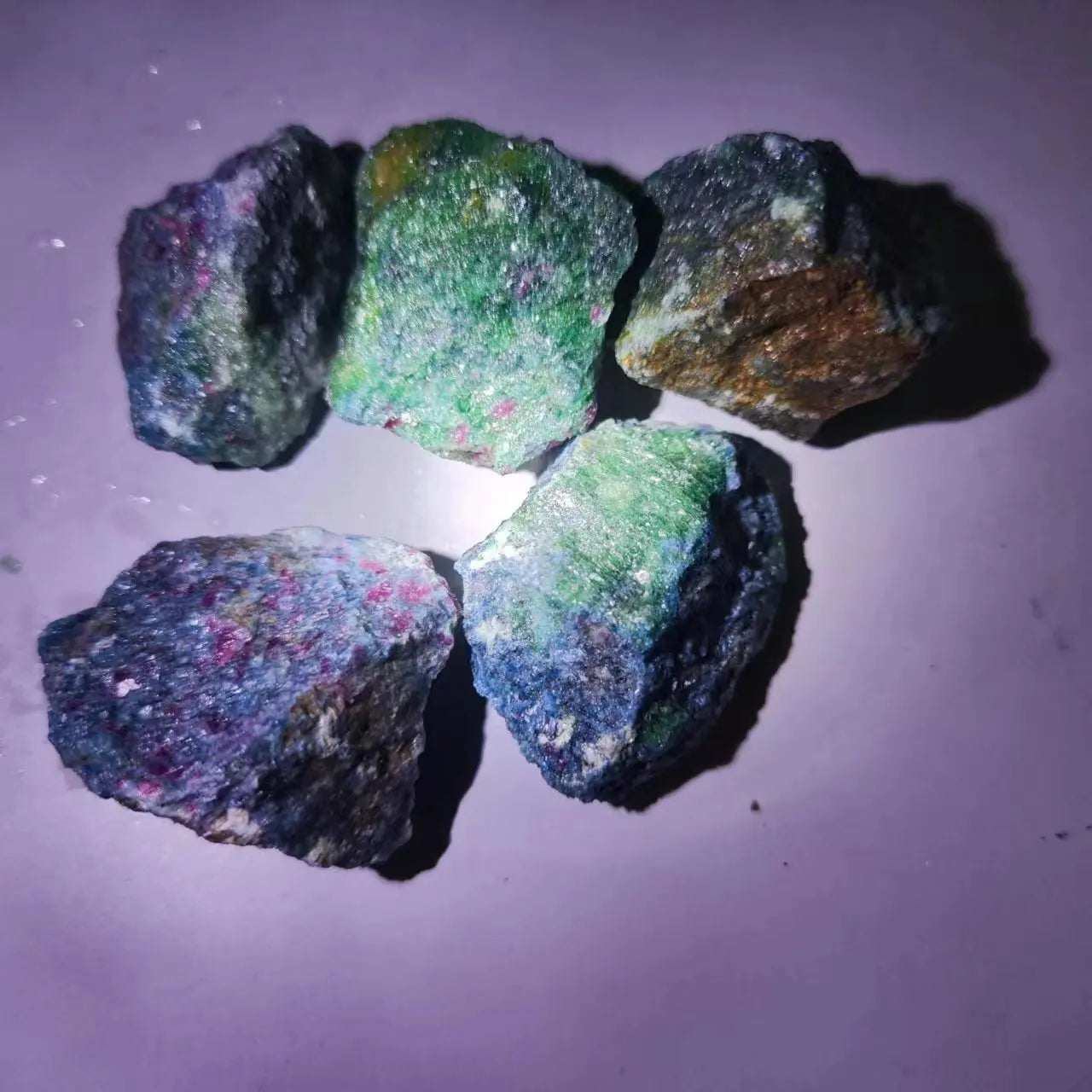 Natural Raw Emerald Sapphire Ruby Red Blue Green Gemstone Stone UV Fluorescence Reaction Home Decoration Stone Mineral Specimens